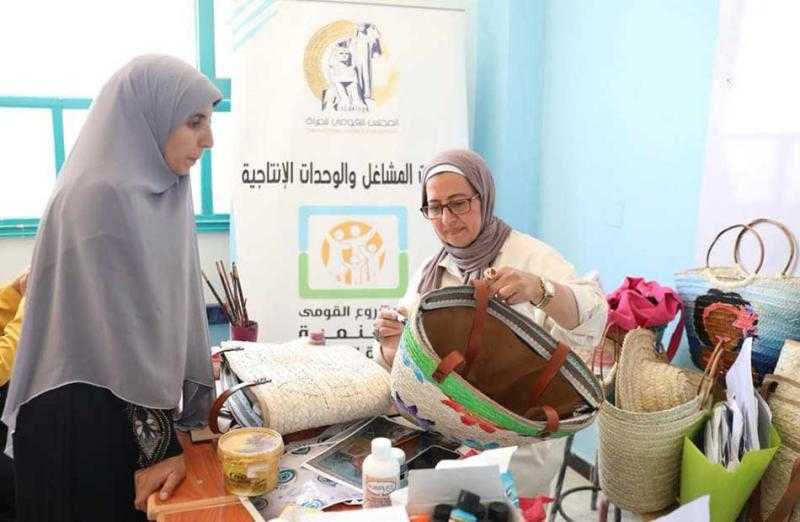 القومي للمرأة يدرب السيدات على حرفة التطريز والرسم على الخوص والزجاج ضمن مبادرة أنت الحياة |صور