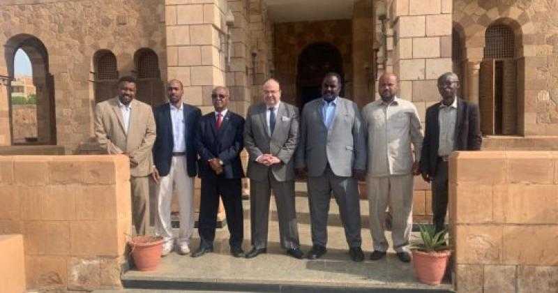 السفير المصري لدى السودان يستقبل والي الولاية الشمالية