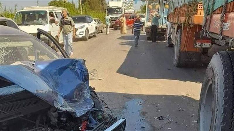 إعادة فتح الطريق وتسيير حركة المرور بعد تصادم 3 سيارات بالدقهلية