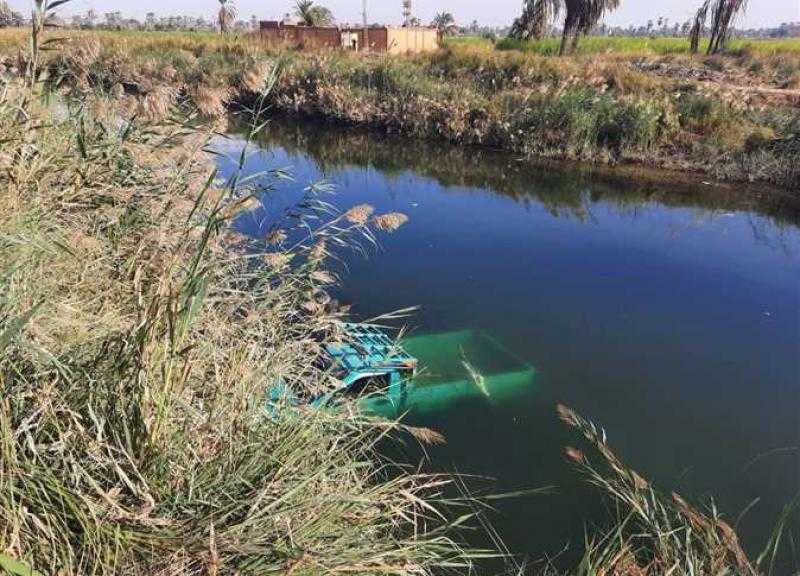 مصرع 3 أشخاص من أسرة واحدة إثر انقلاب سيارة نصف نقل في ترعة بالبحيرة