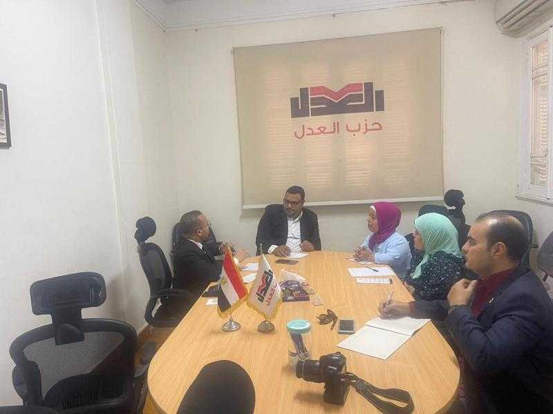العدل يتبني مطالب قصار القامة والاقزام ويخصص لجنة لهم