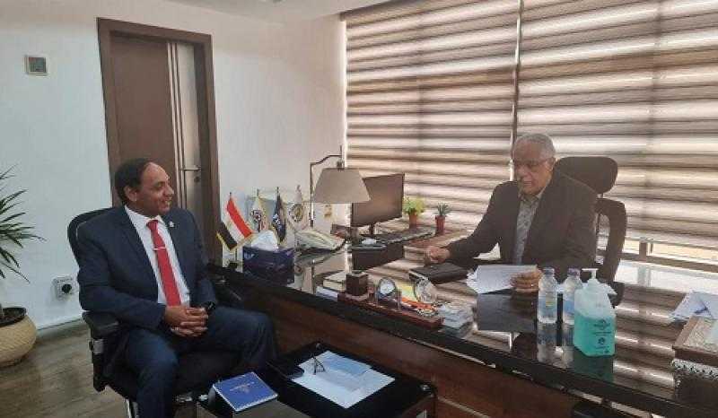 رئيس اتحاد الكرة يجتمع مع مدير إدارة المدربين