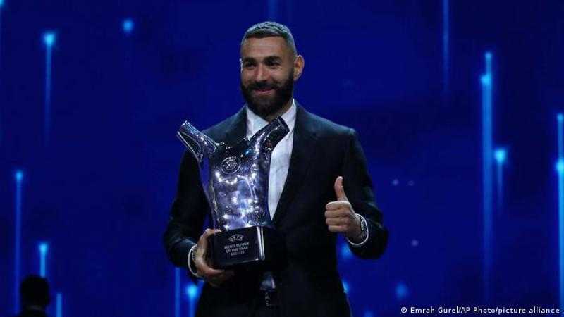 كريم بنزيمة يتوج بجائزة أفضل لاعب في أوروبا