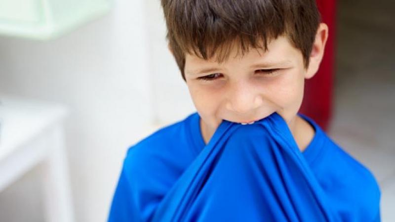 تعرف على أسباب وعلاج مشكلة مضغ الطفل للملابس والأقلام