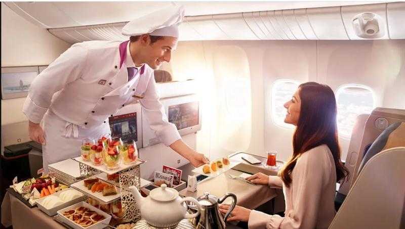خبيرة تغذية تكشف عن أفضل الأطعمة أثناء الرحلات الجوية