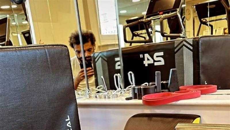 محمد صلاح يخوض وصلة تدريبات بدنية في الجيم