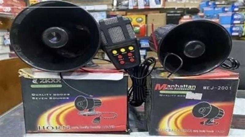 ضبط 131 قطعة جهاز تنبيه صوتي وضوئي وملصقات لمركبات الطوارئ