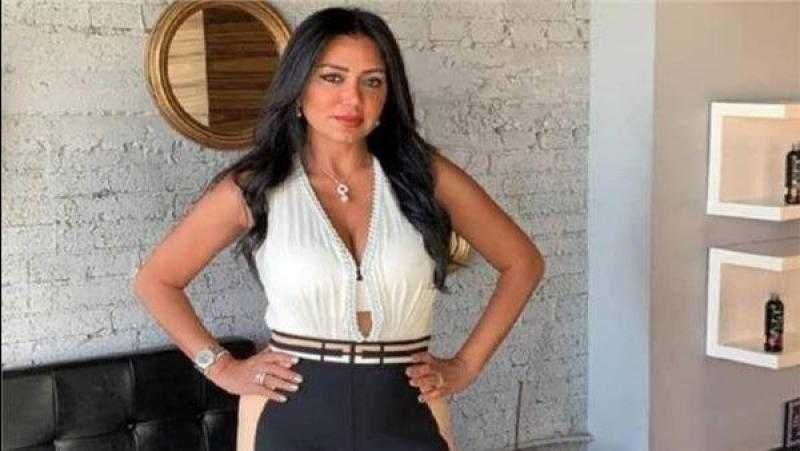 بقوام رشيق.. رانيا يوسف في «الجيم» برفقة مدربها