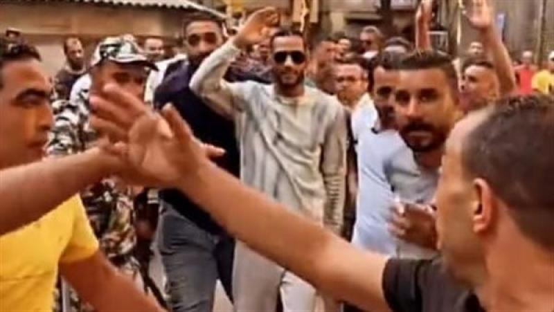 محمد رمضان يظهر مع أهالي بولاق أبو العلا أثناء تصوير فيلم ”ع الزيرو”