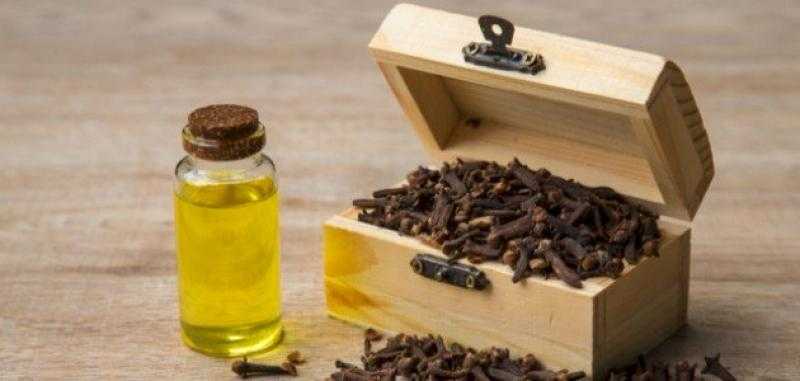 فوائد زيت القرنفل للبشرة
