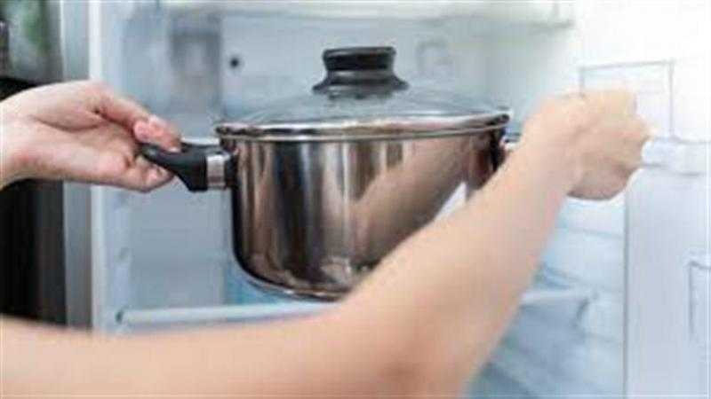 لهذه الأسباب ..احذرى وضع الطعام ساخن في الثلاجة