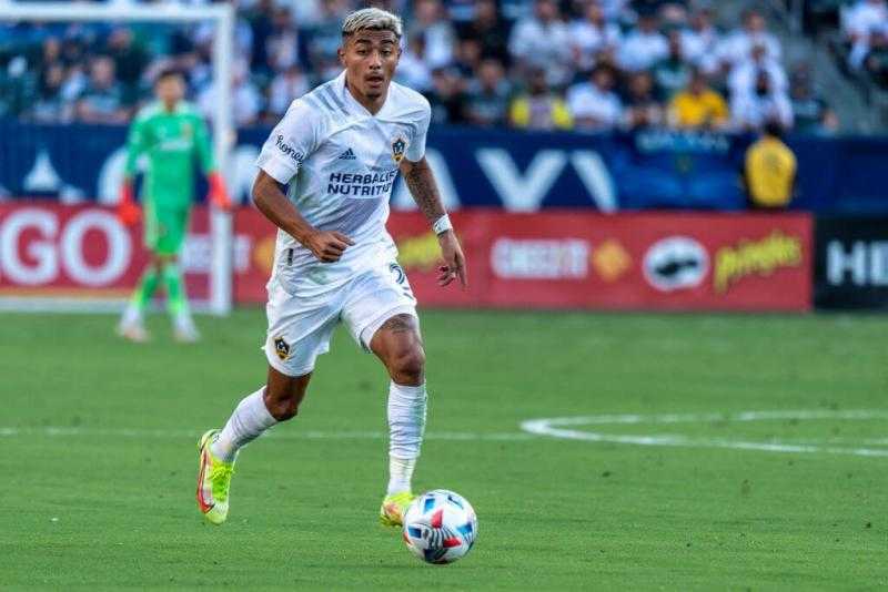برشلونة يراقب نجم لوس أنجلوس جالاكسي