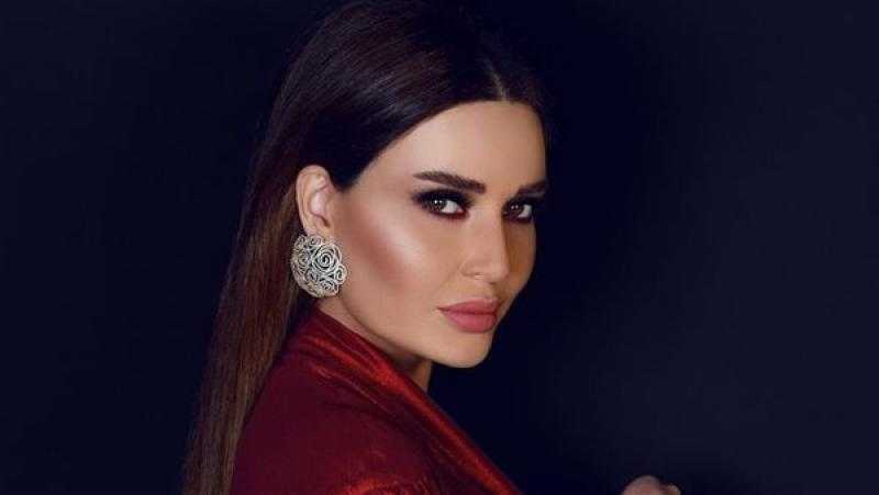 سيرين عبد النور تثير الجدل بالسيلفر اللامع الشفاف (فيديو)