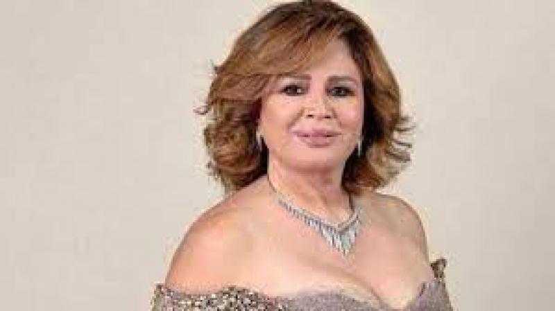 إلهام شاهين تسترجع شبابها بفستان أنيق