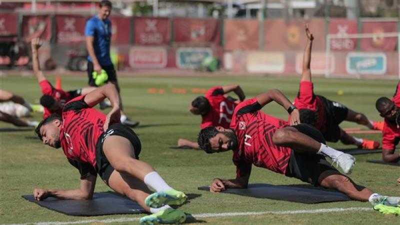 تدريبات بدنية مكثفة للاعبين بمران الأهلي في الفترة الصباحية