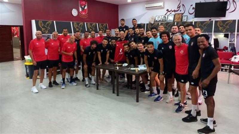 الجهاز الفني للأهلي يكرم هشام إسماعيل ويرحب بـ«خالد الجوادي»