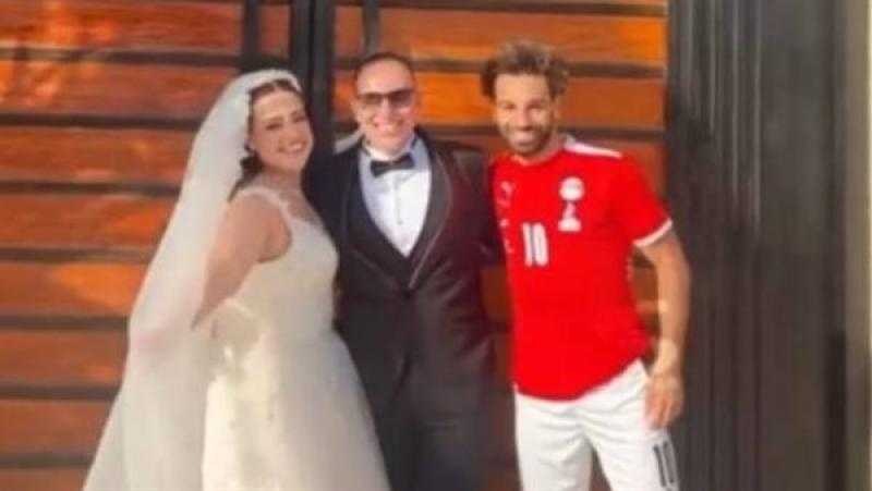 صلاح يفاجئ عروسين أثناء زفافهما في فندق الإقامة بالإسكندرية