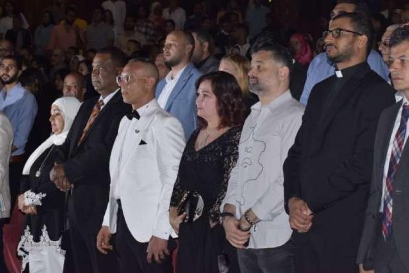 انطلاق حفل افتتاح مهرجان الإسكندرية للمسرح بدقيقة حداد على هشام سليم