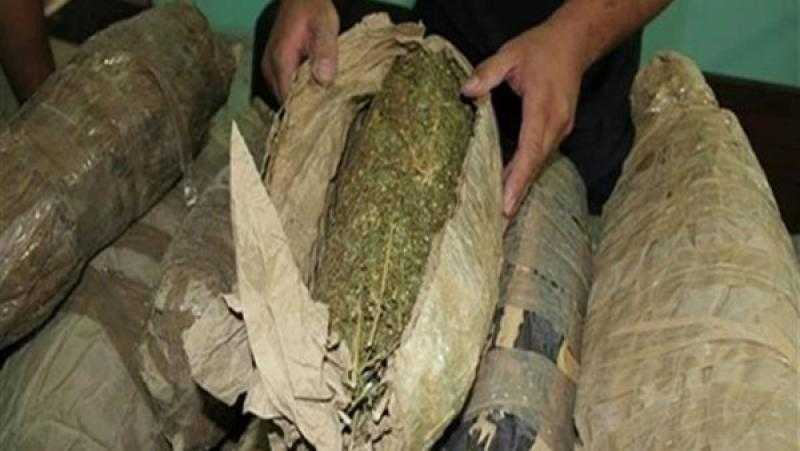 تاجرا بانجو يكشفان طريقة توزيع المخدرات على زبائنهما