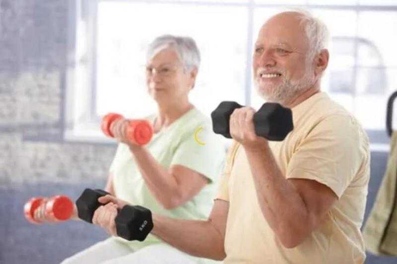 دراسة تكشف فوائد رفع الأثقال لكبار السن