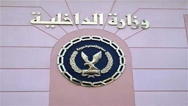 كشف ملابسات مقطع فيديو متداول يظهر سيارة تحمل جزء من سور حديدي لكوبرى في الإسكندرية