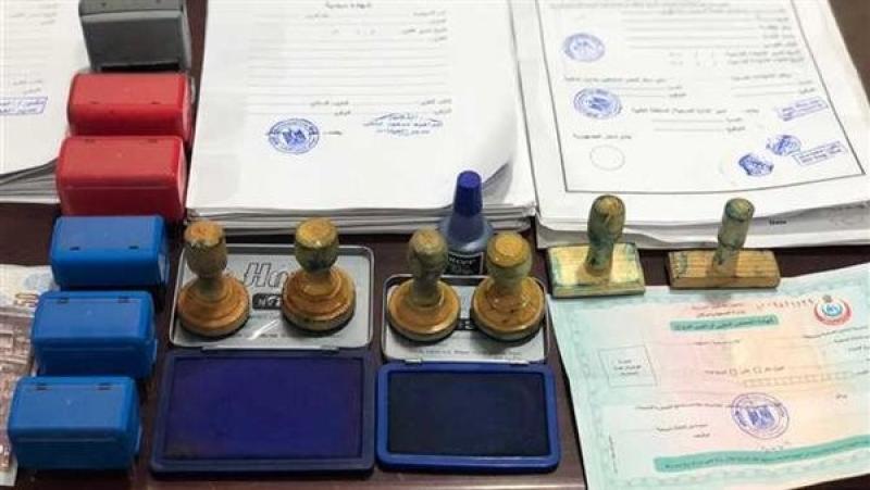 المتهمان بتقليد الأختام في القاهرة: نزور عقود البيع ووثائق الزواج