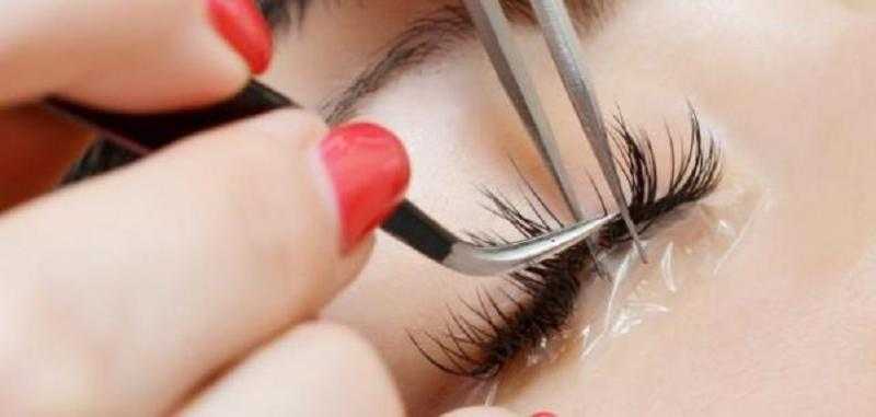 أضرار الرموش الصناعية الدائمة وطرق علاجها