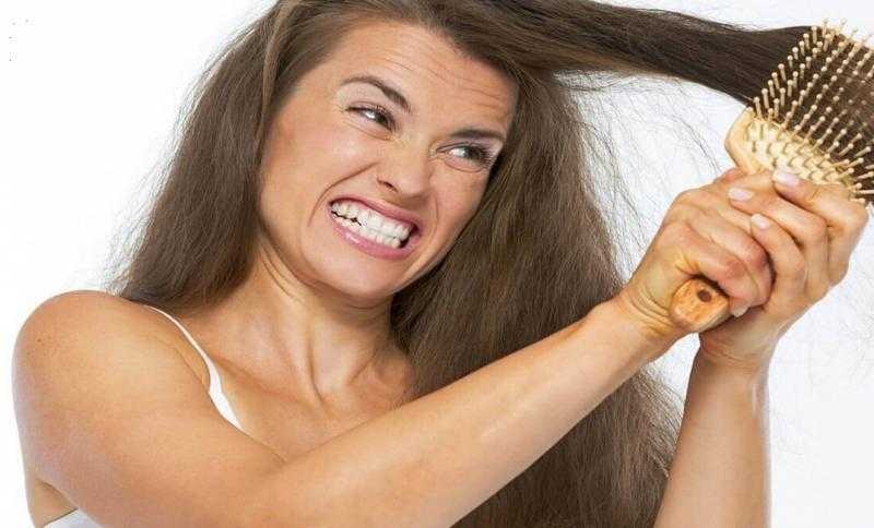 عادة قد تفعلها تؤدى إلى تساقط الشعر.. تعرف عليها