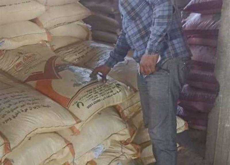 التحفظ على 26 طن أعلاف داخل مصنع بدون ترخيص في القليوبية.. صور