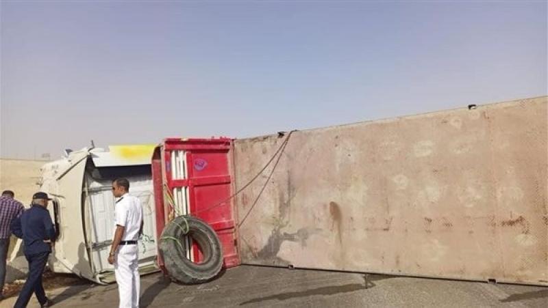 انقلاب سيارة نقل محملة بالحجارة على الطريق الدائري بالقليوبية