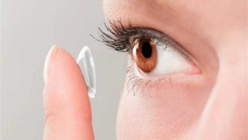 أستاذ عيون يحذر من العدسات اللاصقة وخاصة لـ«العرايس»