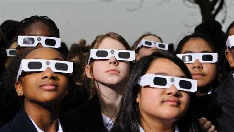 هل مشاهدة الشمس مباشرة أثناء ظاهرة الكسوف يسبب العمي ؟