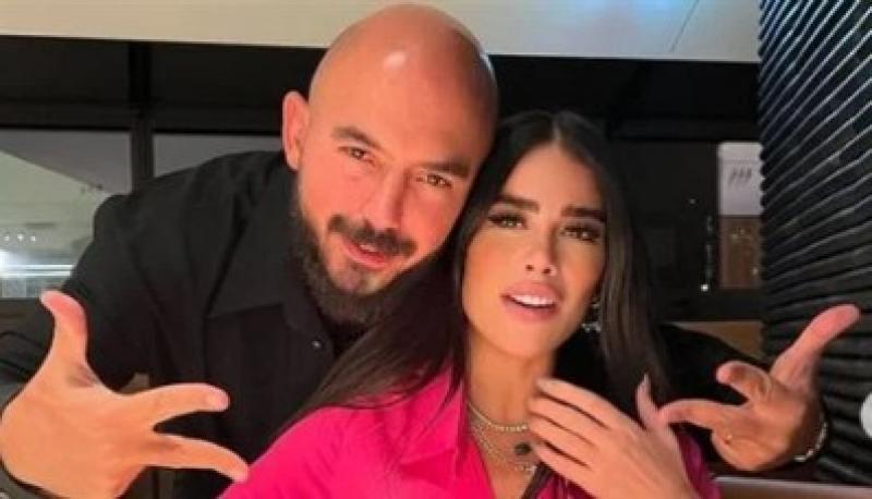 بـ الستان الفوشيا.. زوجة العسيلي تخطف الأنظار برفقته من عيد ميلادها