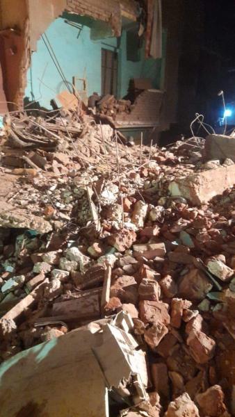 تشكيل لجنة هندسية لمعاينة عقار إمبابة المنهار والمنازل المجاورة له.. صور