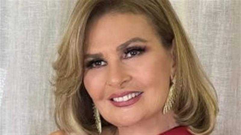 يسرا تمزج فخامة الريش بأناقة الأسود
