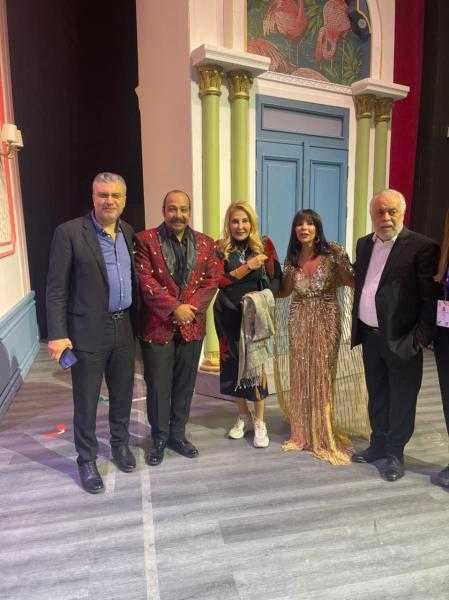 عمرو الليثي ونادية الجندي مع أبطال مسرحية وش تاني على مسرح البوليفار