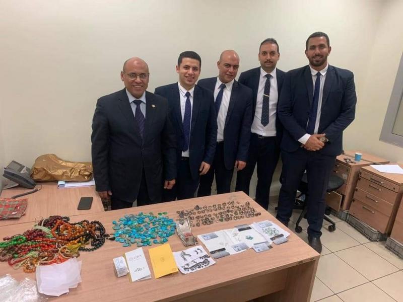جمارك مطار القاهرة تضبط كمية من فصوص الألماس والمشغولات والأحجار الكريمة.. صور