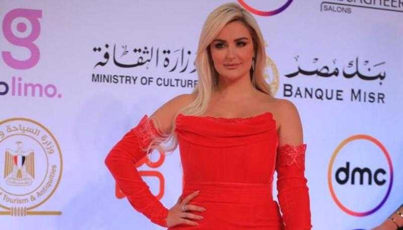 رانيا التومي تمزج بين الجمال والأنوثة في أحدث إطلالة