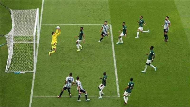 محمد العويس يتصدر تشكيل الأفضل في الجولة الأولى بكأس العالم