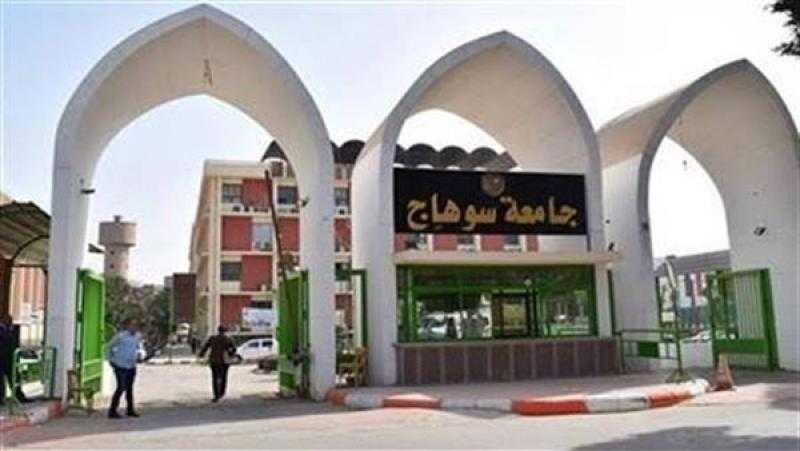 بدء الدراسة في برنامجي اللغتين الإنجليزية والفرنسية بـ«آداب سوهاج»
