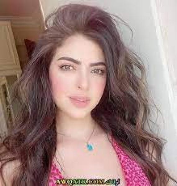 ميرنا جمال تخطف الأنظار بالأوف شولدر