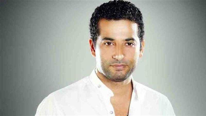 عمرو سعد يتسلم جائزة أفضل ممثل في تصويت الجمهور بـ«دير جيست 2022»