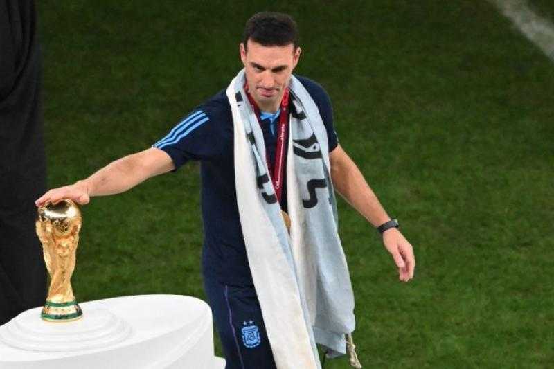 سكالوني مدرب الأرجنتين يهدي لقب كأس العالم لوالديه