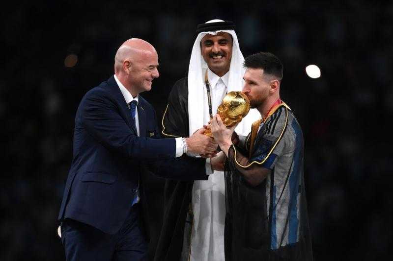 بعد الفوز على فرنسا.. أمير قطر يسلم ميسي كأس العالم