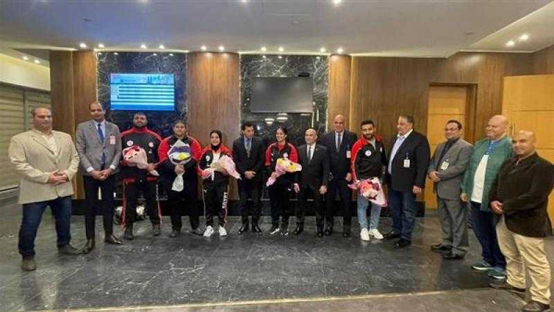 وزير الرياضة يستقبل بعثة مصر لرفع الأثقال بمطار القاهرة