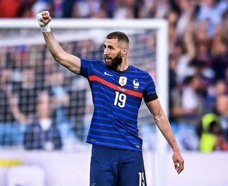 كريم بنزيما يعلن اعتزاله اللعب دوليا