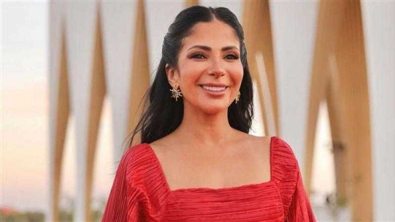 من غير ماكياج .. منى زكي تستعرض جمالها بإطلالة رياضية | شاهد