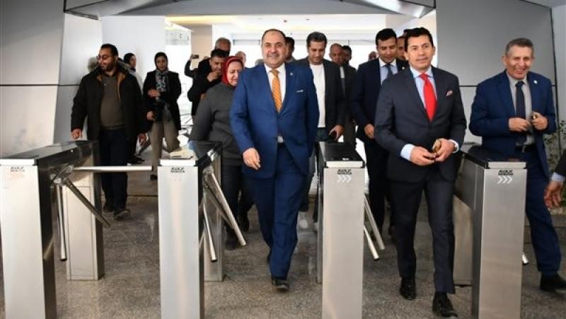 وزير الرياضة يتفقد فرع «النادي» في شيراتون.. صور