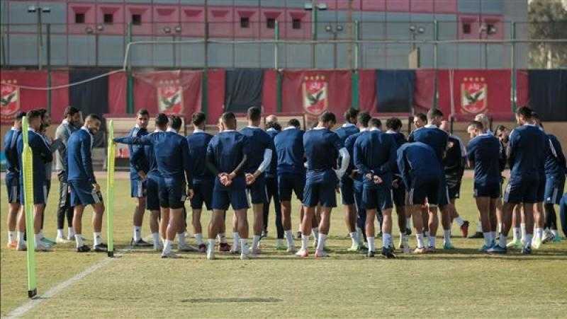 كولر يحاضر اللاعبين في مران الأهلي وفقرات متنوعة للحراس