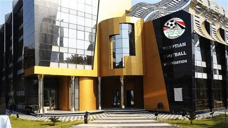 أحمد الغندور حكما للقاء الأهلي وسموحة.. وعبد العزيز السيد لمباراة المقاولون والزمالك